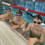 Nachwuchs glänzt im Novemberwasser