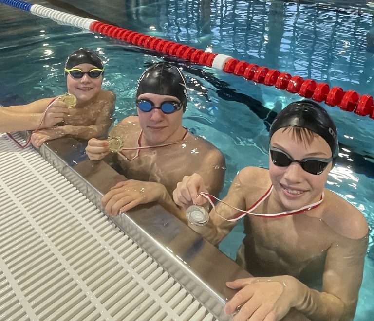 Nachwuchs glänzt im Novemberwasser